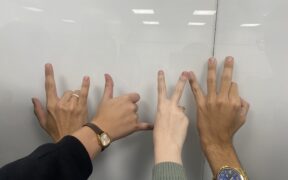 Sinais de Libras feitos por alunos. Foto Caroline Cardoso.