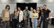 Professor Rodrigo Bravo ao meio, junto com os alunos do clube de escrita. Foto: Kauan Macena