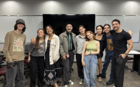 Professor Rodrigo Bravo ao meio, junto com os alunos do clube de escrita. Foto: Kauan Macena