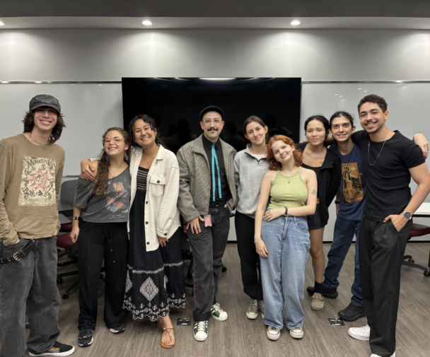 Professor Rodrigo Bravo ao meio, junto com os alunos do clube de escrita. Foto: Kauan Macena