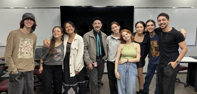 Professor Rodrigo Bravo ao meio, junto com os alunos do clube de escrita. Foto: Kauan Macena