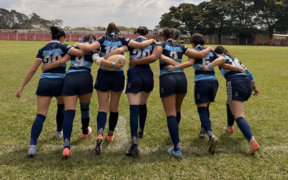 Time feminino de Rugby se preparando para entrar em campo, realizando a tradição de pisar primeiro com o pé direito para dar sorte. Foto: Mallu Sakamoto