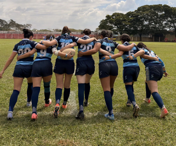Time feminino de Rugby se preparando para entrar em campo, realizando a tradição de pisar primeiro com o pé direito para dar sorte. Foto: Mallu Sakamoto