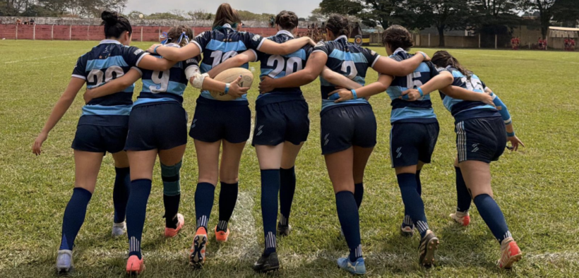 Time feminino de Rugby se preparando para entrar em campo, realizando a tradição de pisar primeiro com o pé direito para dar sorte. Foto: Mallu Sakamoto