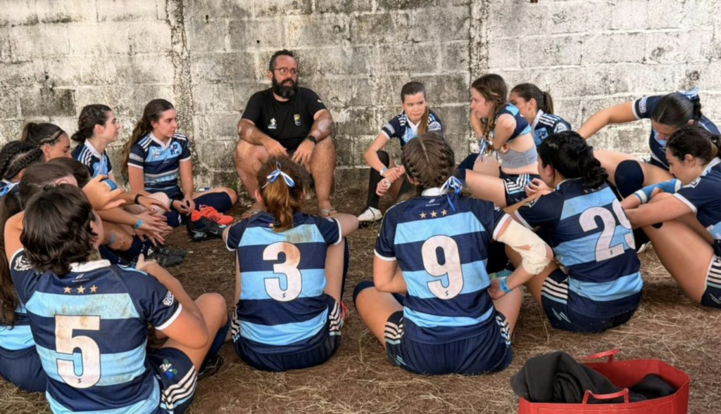 Time reunido com o treinador Alexandre após o jogo contra o Mackenzie. Foto: Mallu Sakamoto