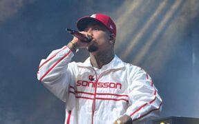 O rapper Veigh canta no palco na Festa do Branco. Foto: Beatriz Rigoli.