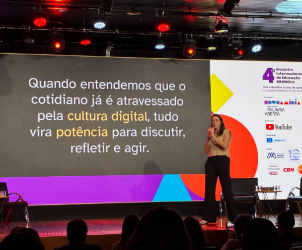 Vanessa C. Ingegneri apresentando seu projeto no Quarto Encontro Nacional de Educação Midiática