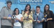 Alunos do JOR ESPM vencedores da Intecom. Da esquerda para a direita: Gabriel Sanches, Alice Cente, Sophia Cavaquita, Guilherme Paiva e Julia Dal Bello. Foto divulgação.