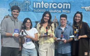 Alunos do JOR ESPM vencedores da Intecom. Da esquerda para a direita: Gabriel Sanches, Alice Cente, Sophia Cavaquita, Guilherme Paiva e Julia Dal Bello. Foto divulgação.