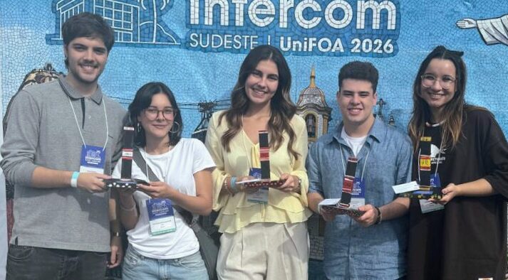 Alunos do JOR ESPM vencedores da Intecom. Da esquerda para a direita: Gabriel Sanches, Alice Cente, Sophia Cavaquita, Guilherme Paiva e Julia Dal Bello. Foto divulgação.