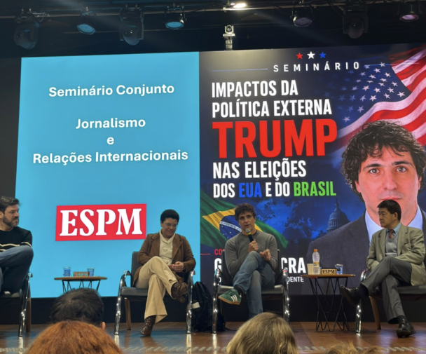 Guga Chacra entre o Guilherme Costa (coordenador de jornalismo), Denilde Holzhacker (Diretora de Negócios e Tecnologia) e Alexandre Uehara (Diretor de RI) em palestra para estudantes de professores de Jornalismo e Relações Internacionais, no Teatro ESPM. Foto: Felipe Dauar