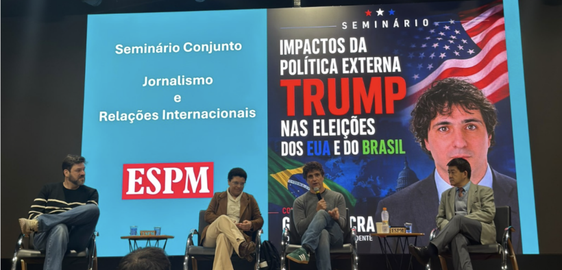 Guga Chacra entre o Guilherme Costa (coordenador de jornalismo), Denilde Holzhacker (Diretora de Negócios e Tecnologia) e Alexandre Uehara (Diretor de RI) em palestra para estudantes de professores de Jornalismo e Relações Internacionais, no Teatro ESPM. Foto: Felipe Dauar