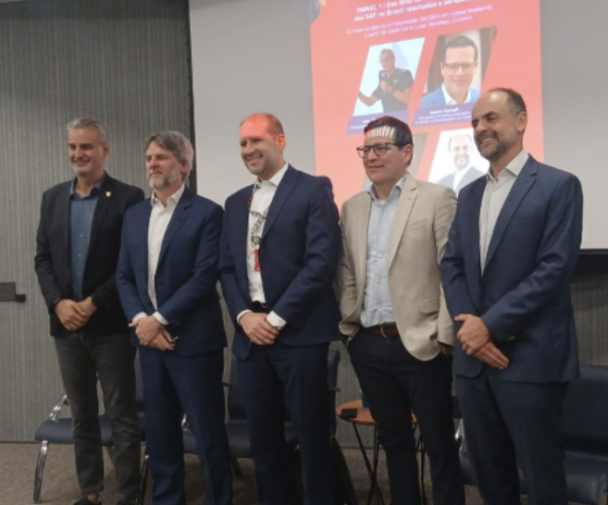 (Legenda: Alex Bourgeois, Rodrigo Monteiro de Castro, Marcelo Crespo (coordenador da graduação de Direito), Andrei Kampff e Maurício Lacerda (professor de Direito da ESPM) | Foto: Ana Vitoria Antonio)