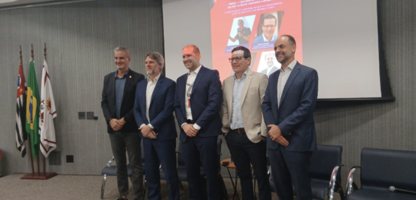 (Legenda: Alex Bourgeois, Rodrigo Monteiro de Castro, Marcelo Crespo (coordenador da graduação de Direito), Andrei Kampff e Maurício Lacerda (professor de Direito da ESPM) | Foto: Ana Vitoria Antonio)