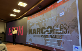 A jornalista Juliana Dal Piva, apresenta na ESPM os bastidores de algumas das suas reportagens premiadas. Foto Isabela Kishimoto.