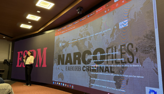 A jornalista Juliana Dal Piva, apresenta na ESPM os bastidores de algumas das suas reportagens premiadas. Foto Isabela Kishimoto.