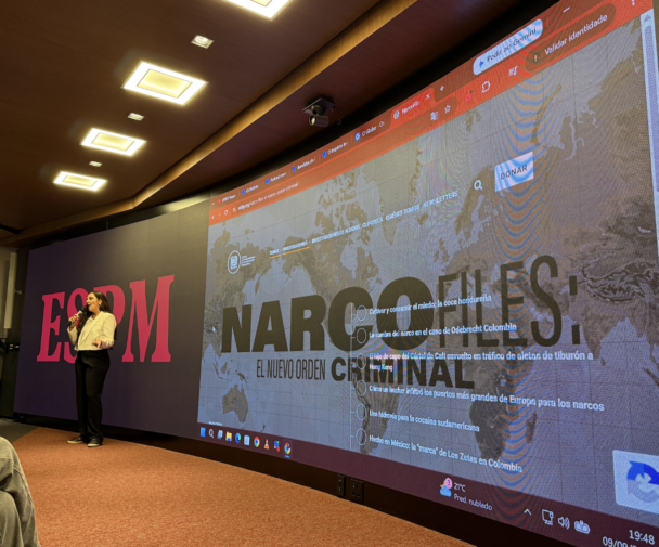 A jornalista Juliana Dal Piva, apresenta na ESPM os bastidores de algumas das suas reportagens premiadas. Foto Isabela Kishimoto.