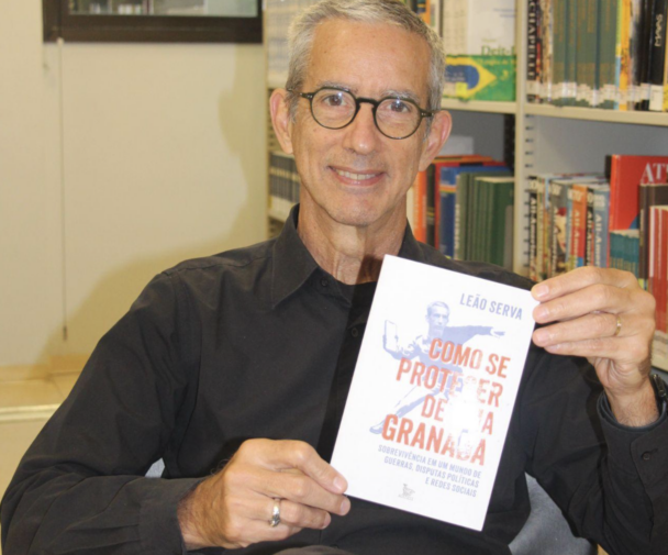 O professor de jornalismo da ESPM, Leão Serva, lança seu novo livro “Como se proteger de uma granada”, e São Paulo. Foto: Ana Vitoria Antonio