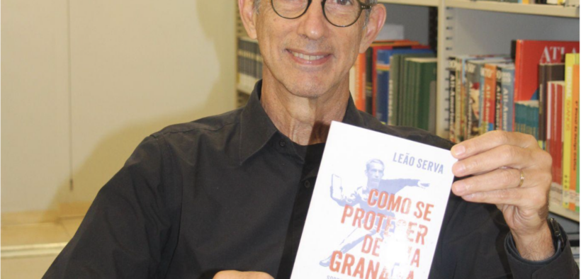 O professor de jornalismo da ESPM, Leão Serva, lança seu novo livro “Como se proteger de uma granada”, e São Paulo. Foto: Ana Vitoria Antonio