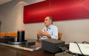 Dalton Pastore sendo entrevistado pelos alunos da ESPM